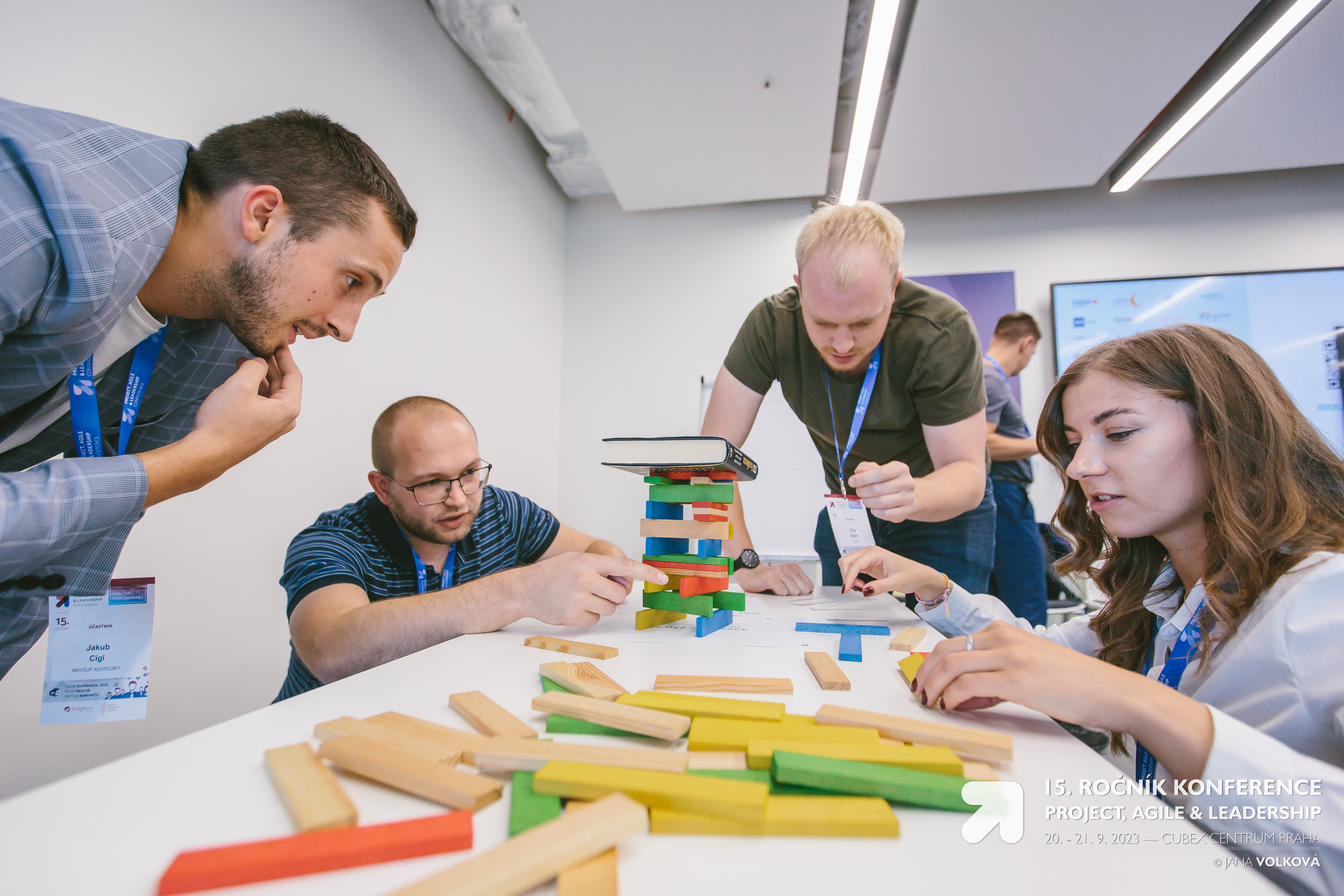Skupina běžců na cestě v parku během akce Agile Race