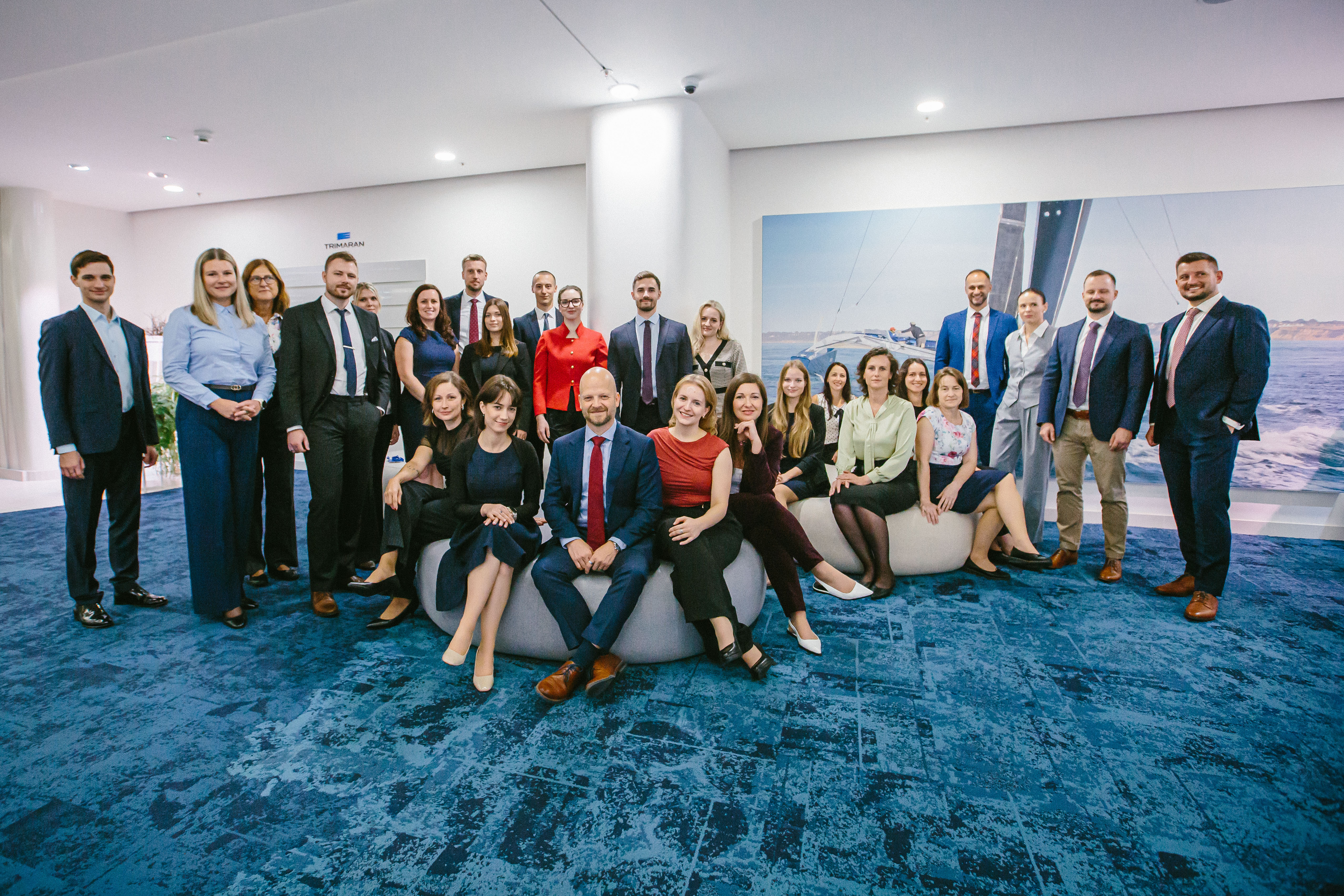 Řečnice hovoří k sedícímu publiku před plátnem Global Leadership Forum