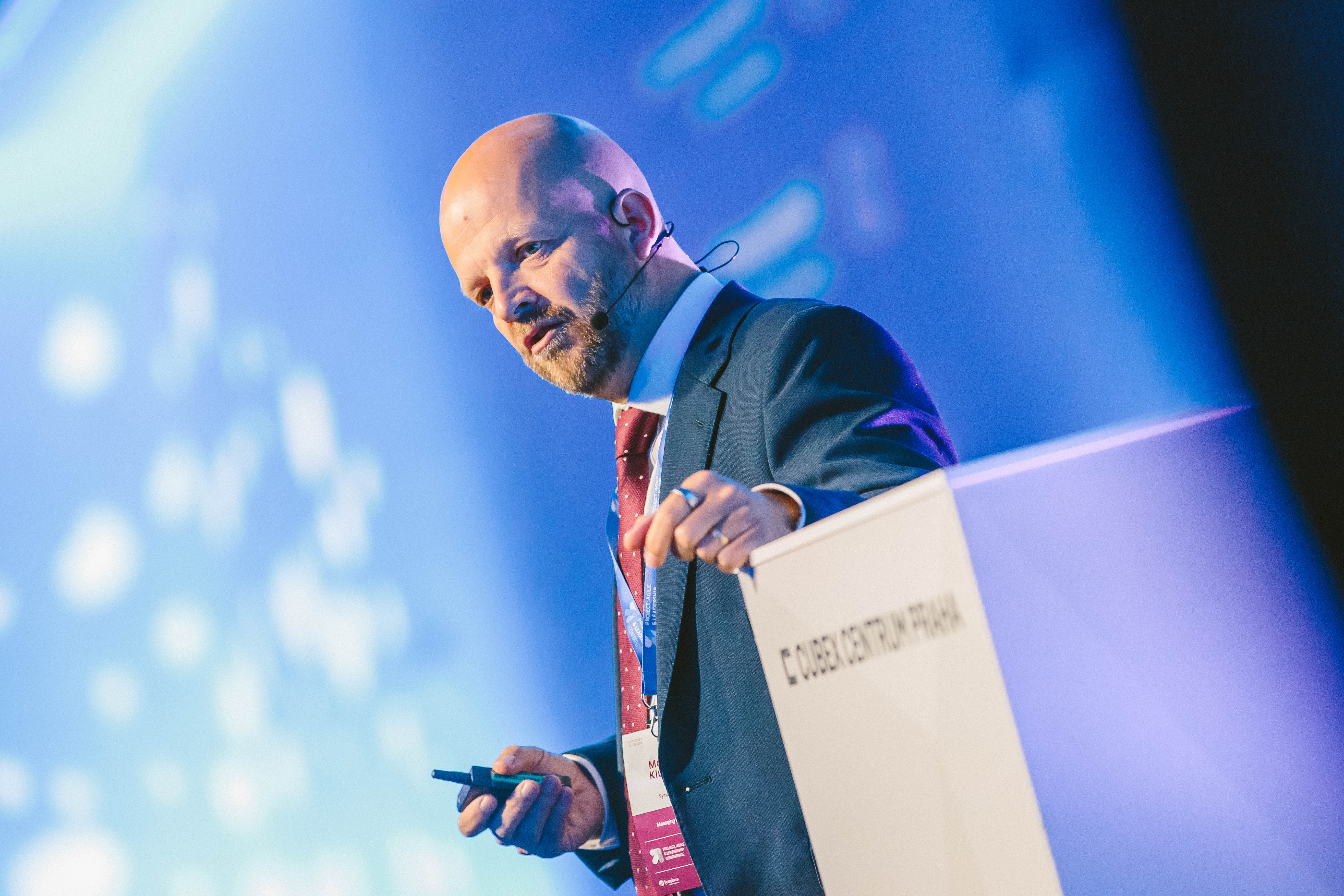 Tři lidé ve společenském oblečení hovoří u kávy o přestávce na Transformation Summitu